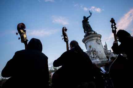 2048x1536-fit_contrebasses-orchestre-debout-30-avril-place-republique