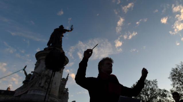 un-mois-de-nuit-debout-celebre-en-musique-en-images